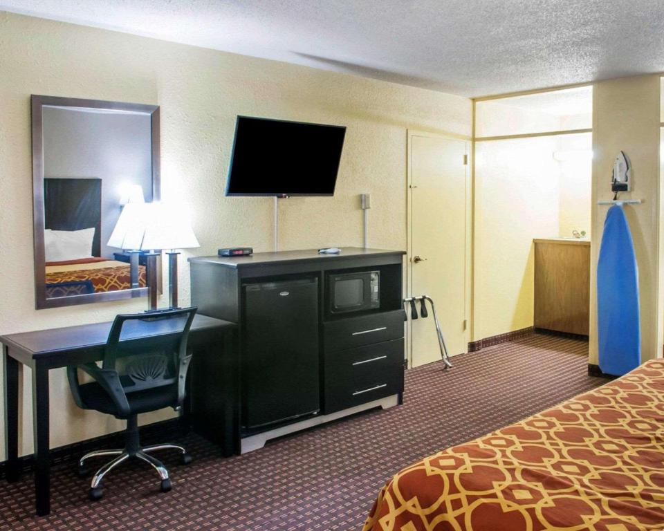 Econo Lodge Carlsbad Main image 2